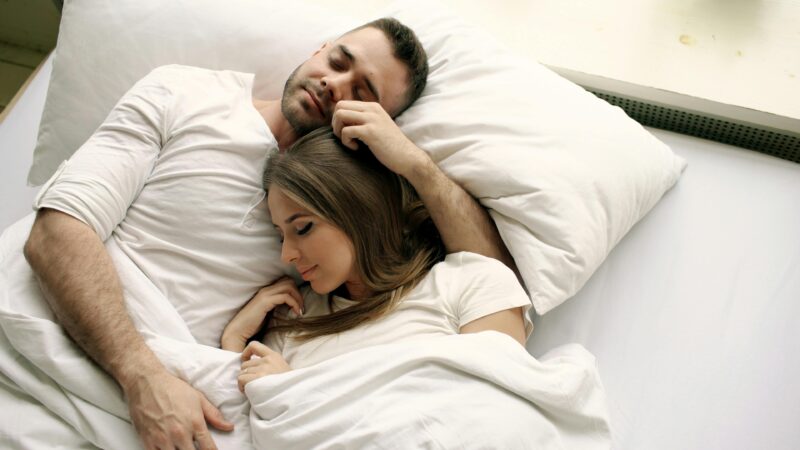 Ilustrasi tidur bersama pasangan. (Foto: Pexels)
