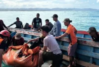 Tim SAR mengevakuasi korban kecelakaan long boat terbalik di perairan Mentawai, Selasa (9/6/2026). (Foto: Tim SAR)