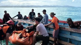 Tim SAR mengevakuasi korban kecelakaan long boat terbalik di perairan Mentawai, Selasa (9/6/2026). (Foto: Tim SAR)