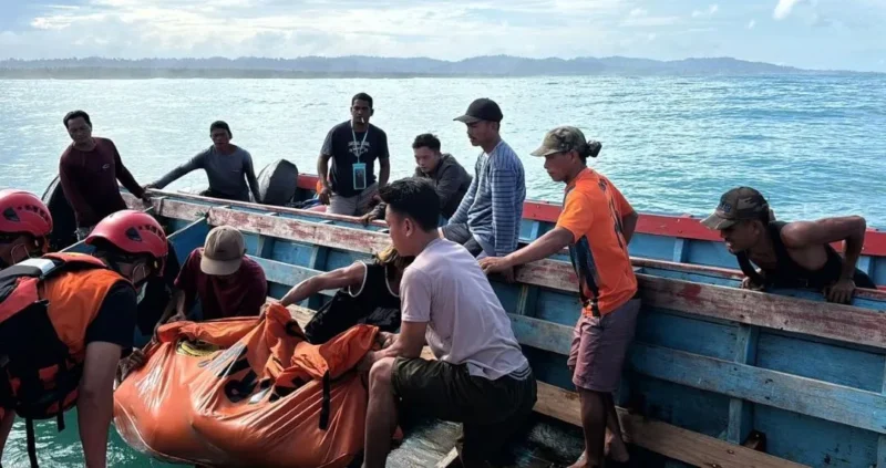 Tim SAR mengevakuasi korban kecelakaan long boat terbalik di perairan Mentawai, Selasa (9/6/2026). (Foto: Tim SAR)