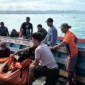 Tim SAR mengevakuasi korban kecelakaan long boat terbalik di perairan Mentawai, Selasa (9/6/2026). (Foto: Tim SAR)