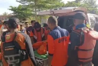 Tim SAR mengevakuasi remaja yang terseret arus ombak Pantai Sunua, Padang Pariaman, Senin (1/6/2026). (Foto: Tim SAR)