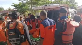 Tim SAR mengevakuasi remaja yang terseret arus ombak Pantai Sunua, Padang Pariaman, Senin (1/6/2026). (Foto: Tim SAR)
