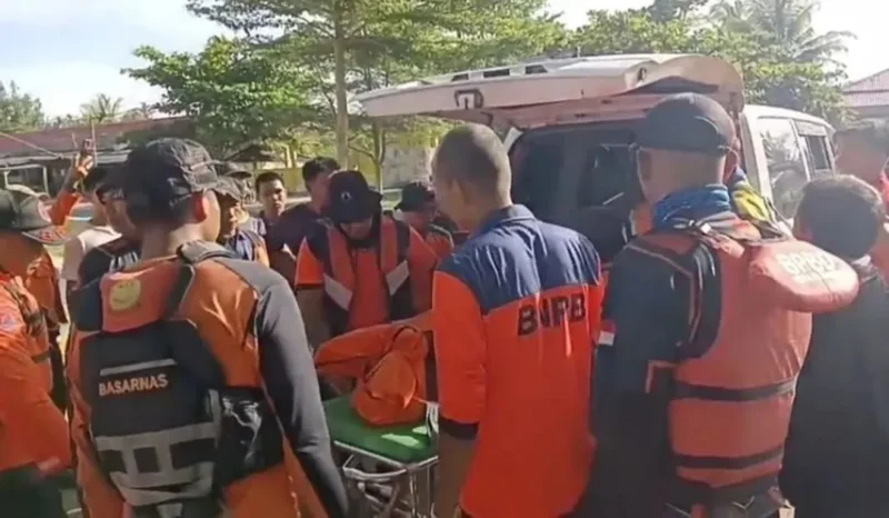 Tim SAR mengevakuasi remaja yang terseret arus ombak Pantai Sunua, Padang Pariaman, Senin (1/6/2026). (Foto: Tim SAR)