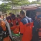 Tim SAR mengevakuasi remaja yang terseret arus ombak Pantai Sunua, Padang Pariaman, Senin (1/6/2026). (Foto: Tim SAR)