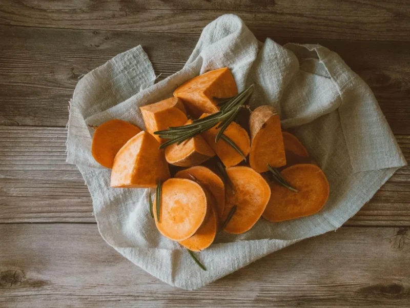 Ilustrasi ubi jalar kukus. (Foto: Pexels)