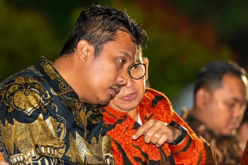 Wakil Gubernur Sumbar, Vasko Ruseimy berdiskusi dengan Menteri Kebudayaan RI, Fadli Zon saat Seminar Internasional peringatan 100 Tahun Jam Gadang di Bukittinggi, Sabtu (20/6/2026). (Foto: ADPSB)