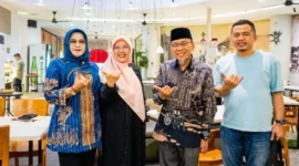 Wakil Wali Kota Padang Maigus Nasir bersama TPP Kota Padang Dr. Haris Satria, M.Sn, Ahli Sejarah Kota Tua Prof. Dr. Erniwati, S.S, M.Hum dan Kabid IKP Diskominfo Padang, Suryani. (Foto: Diskominfo Padang)
