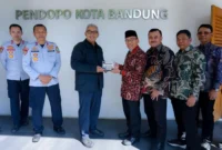 Wakil Wali Kota Padang Maigus Nasir menerima cenderamata dari Wali Kota Bandung Muhammad Farhan. (Foto: Pemko Padang)