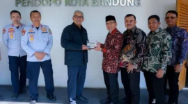 Wakil Wali Kota Padang Maigus Nasir menerima cenderamata dari Wali Kota Bandung Muhammad Farhan. (Foto: Pemko Padang)