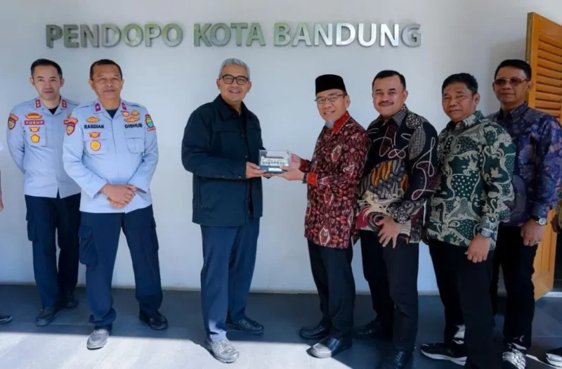 Wakil Wali Kota Padang Maigus Nasir menerima cenderamata dari Wali Kota Bandung Muhammad Farhan. (Foto: Pemko Padang)