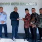 Wakil Wali Kota Padang Maigus Nasir menerima cenderamata dari Wali Kota Bandung Muhammad Farhan. (Foto: Pemko Padang)