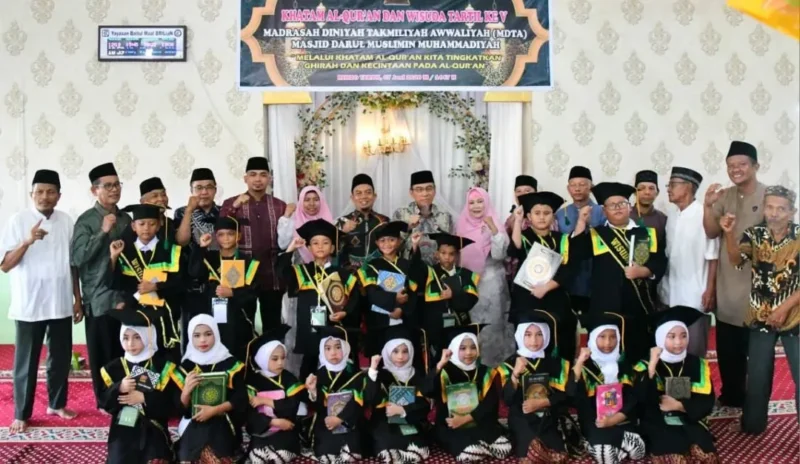 Wakil Wali Kota Padang, Maigus Nasir menghadiri Khatam Al Quran dan Wisuda Tartil ke-5 MDTA Masjid Darul Muslimin Muhammadiyah di Komplek Muslim Village Sang Surya Rimbo Tarok, Minggu (7/6/2026). (Foto: Pemko Padang)