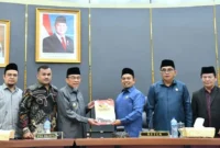 Wakil Wali Kota Padang, Maigus Nasir menyerahkan nota keuangan Ranperda Pertanggungjawaban APBD 2025 kepada Ketua DPRD Kota Padang, Muharlion pada Rapat Paripurna, Sabtu (6/6/2026).