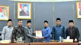 Wakil Wali Kota Padang, Maigus Nasir menyerahkan nota keuangan Ranperda Pertanggungjawaban APBD 2025 kepada Ketua DPRD Kota Padang, Muharlion pada Rapat Paripurna, Sabtu (6/6/2026).