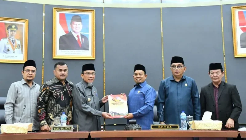 Wakil Wali Kota Padang, Maigus Nasir menyerahkan nota keuangan Ranperda Pertanggungjawaban APBD 2025 kepada Ketua DPRD Kota Padang, Muharlion pada Rapat Paripurna, Sabtu (6/6/2026).