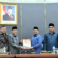Wakil Wali Kota Padang, Maigus Nasir menyerahkan nota keuangan Ranperda Pertanggungjawaban APBD 2025 kepada Ketua DPRD Kota Padang, Muharlion pada Rapat Paripurna, Sabtu (6/6/2026).