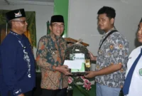 Wakil Wali Kota Padang Maigus Nasir menyerahkan paket lebaran secara simbolis. (Foto: Pemko Padang)
