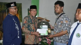 Wakil Wali Kota Padang Maigus Nasir menyerahkan paket lebaran secara simbolis. (Foto: Pemko Padang)