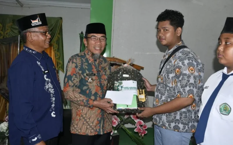 Wakil Wali Kota Padang Maigus Nasir menyerahkan paket lebaran secara simbolis. (Foto: Pemko Padang)