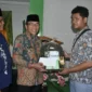 Wakil Wali Kota Padang Maigus Nasir menyerahkan paket lebaran secara simbolis. (Foto: Pemko Padang)