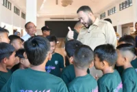 Wali Kota Padang Fadly Amran melepas SSB Persepaja 06 ke Piala Dunia Anak Indonesia 2026 di Gedung Putih Kediaman Resmi Wali Kota, Senin (22/6/2026). (Foto: Pemko Padang)