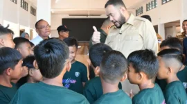 Wali Kota Padang Fadly Amran melepas SSB Persepaja 06 ke Piala Dunia Anak Indonesia 2026 di Gedung Putih Kediaman Resmi Wali Kota, Senin (22/6/2026). (Foto: Pemko Padang)