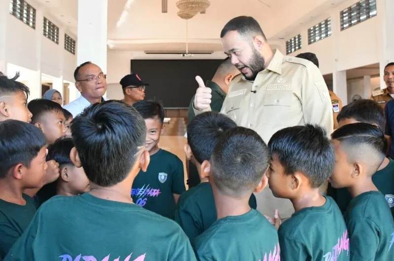 Wali Kota Padang Fadly Amran melepas SSB Persepaja 06 ke Piala Dunia Anak Indonesia 2026 di Gedung Putih Kediaman Resmi Wali Kota, Senin (22/6/2026). (Foto: Pemko Padang)