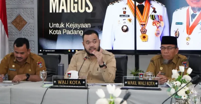 Wali Kota Padang Fadly Amran memimpin Rakor dan Sinkronisasi Perubahan Perda Kota Padang Nomor 1 Tahun 2024 di Gedung Putih Rumah Dinas Wali Kota Padang, Senin (22/6/2026). (Foto: Pemko Padang)