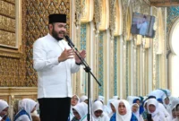 Wali Kota Padang Fadly Amran menyampaikan sambutan saat kegiatan Wisata Dakwah BKMT se-Sumbar di Masjid Baiturrahmah, Air Pacah, Minggu (7/6/2026). (Foto: Pemko Padang)