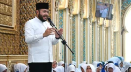 Wali Kota Padang Fadly Amran menyampaikan sambutan saat kegiatan Wisata Dakwah BKMT se-Sumbar di Masjid Baiturrahmah, Air Pacah, Minggu (7/6/2026). (Foto: Pemko Padang)