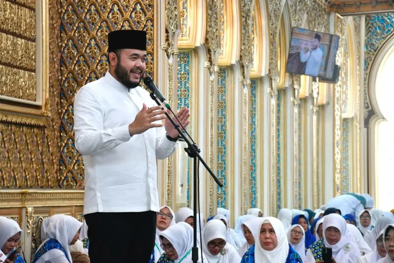 Wali Kota Padang Fadly Amran menyampaikan sambutan saat kegiatan Wisata Dakwah BKMT se-Sumbar di Masjid Baiturrahmah, Air Pacah, Minggu (7/6/2026). (Foto: Pemko Padang)