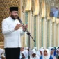 Wali Kota Padang Fadly Amran menyampaikan sambutan saat kegiatan Wisata Dakwah BKMT se-Sumbar di Masjid Baiturrahmah, Air Pacah, Minggu (7/6/2026). (Foto: Pemko Padang)