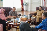 Wali Kota Padang Fadly Amran menerima audiensi Tim Peneliti Sekolah Pascasarjana Unand di Ruang Kerja Wali Kota, Balai Kota Aie Pacah, Rabu (17/6/2026). (Foto: Pemko Padang)