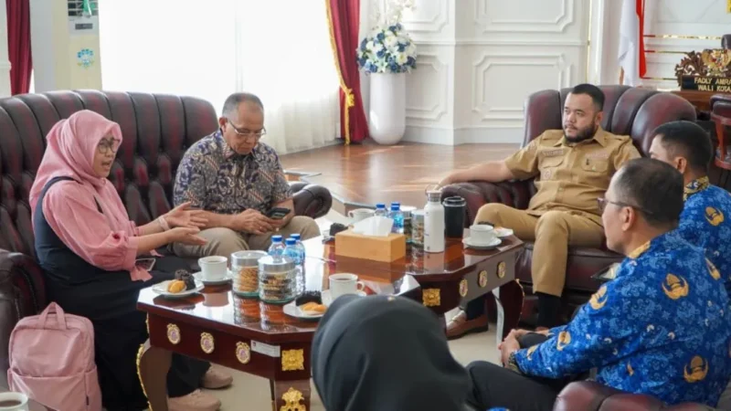 Wali Kota Padang Fadly Amran menerima audiensi Tim Peneliti Sekolah Pascasarjana Unand di Ruang Kerja Wali Kota, Balai Kota Aie Pacah, Rabu (17/6/2026). (Foto: Pemko Padang)