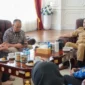 Wali Kota Padang Fadly Amran menerima audiensi Tim Peneliti Sekolah Pascasarjana Unand di Ruang Kerja Wali Kota, Balai Kota Aie Pacah, Rabu (17/6/2026). (Foto: Pemko Padang)