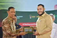 Wali Kota Padang Fadly Amran menerima cenderamata dari Unand. (Foto: Pemko Padang)