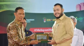 Wali Kota Padang Fadly Amran menerima cenderamata dari Unand. (Foto: Pemko Padang)