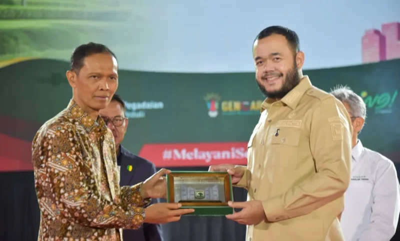 Wali Kota Padang Fadly Amran menerima cenderamata dari Unand. (Foto: Pemko Padang)