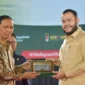 Wali Kota Padang Fadly Amran menerima cenderamata dari Unand. (Foto: Pemko Padang)