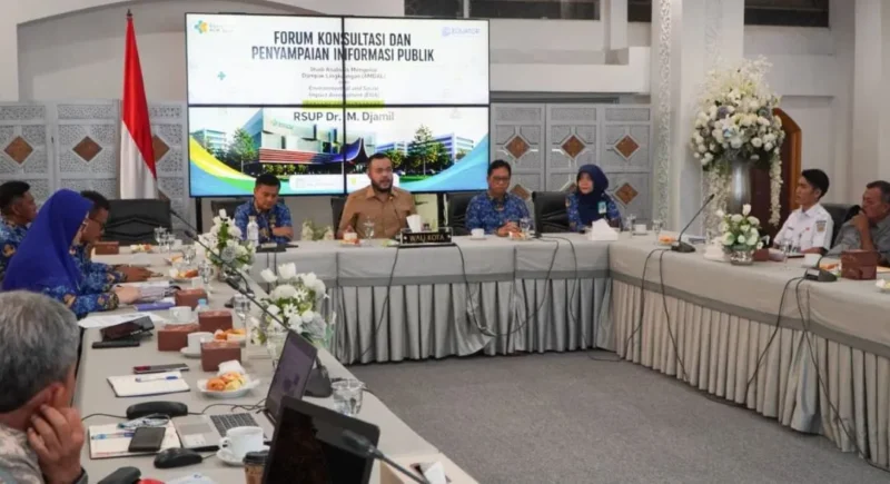 Wali Kota Padang Fadly Amran menghadiri Forum Konsultasi Publik dan Penyampaian Informasi Publik terkait Studi Amdal dan ESIA untuk rencana pengembangan RSUP Dr. M. Djamil di Gedung Putih Rumah Dinas Wali Kota, Rabu (15/6/2026). (Foto: Pemko Padang)
