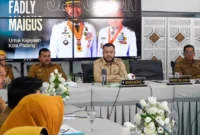 Wali Kota Padang Fadly Amran saat menghadiri pemaparan hasil SPI KPK 2025 di Rumah Dinas Wali Kota, Selasa (30/6/2026). (Foto: Pemko Padang)