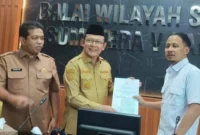 Wali Kota Payakumbuh Zulmaeta dan Plt Kepala BWS V Sumatera Reski Wahyudi menandatangani nota kesepakatan di Padang, Selasa (9/6/2026). (Foto: MC Payakumbuh)