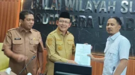 Wali Kota Payakumbuh Zulmaeta dan Plt Kepala BWS V Sumatera Reski Wahyudi menandatangani nota kesepakatan di Padang, Selasa (9/6/2026). (Foto: MC Payakumbuh)