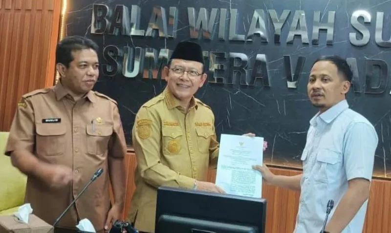 Wali Kota Payakumbuh Zulmaeta dan Plt Kepala BWS V Sumatera Reski Wahyudi menandatangani nota kesepakatan di Padang, Selasa (9/6/2026). (Foto: MC Payakumbuh)