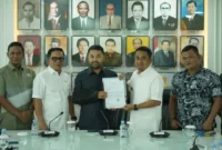 Wali Kota Solok, Ramadhani Kirana Putra menyerahkan proposal kepada Anggota Komisi V DPR RI Zigo Rolanda, di ruang kerja Komisi V DPR RI, Senayan, Jakarta, Rabu (3/6/2026). (Foto: Prokopim Kota Solok)