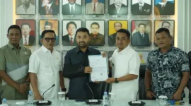 Wali Kota Solok, Ramadhani Kirana Putra menyerahkan proposal kepada Anggota Komisi V DPR RI Zigo Rolanda, di ruang kerja Komisi V DPR RI, Senayan, Jakarta, Rabu (3/6/2026). (Foto: Prokopim Kota Solok)
