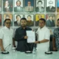 Wali Kota Solok, Ramadhani Kirana Putra menyerahkan proposal kepada Anggota Komisi V DPR RI Zigo Rolanda, di ruang kerja Komisi V DPR RI, Senayan, Jakarta, Rabu (3/6/2026). (Foto: Prokopim Kota Solok)