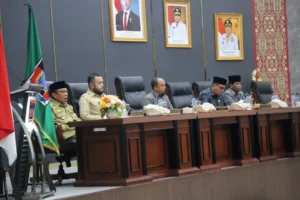 Wali Kota dan Wakil Wali Kota mengikuti rapat paripurna