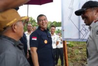 Wamen Imipas Silmy Karim ketika meninjau lokasi lahan untuk Lapas Labuan Bajo, April lalu. (Foto: IG @silmykarim)